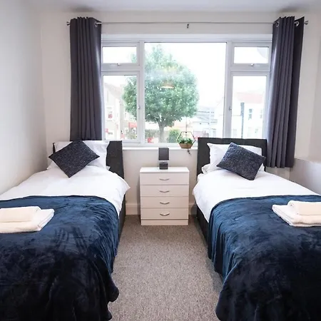 October Disc - Long - Contractors Appartement Bristol