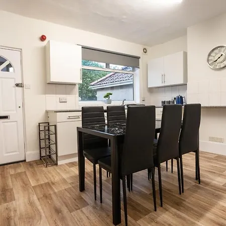 October Disc - Long - Contractors Apartman Bristol