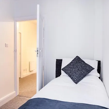 October Disc - Long - Contractors Apartman
